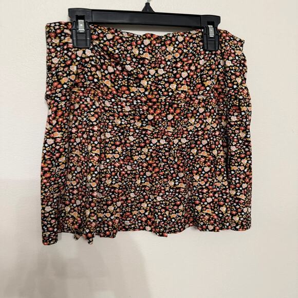 Wallflower Women's Black Floral Large Mini Skirt Y2K Flirty Cute - Picture 1 of 1